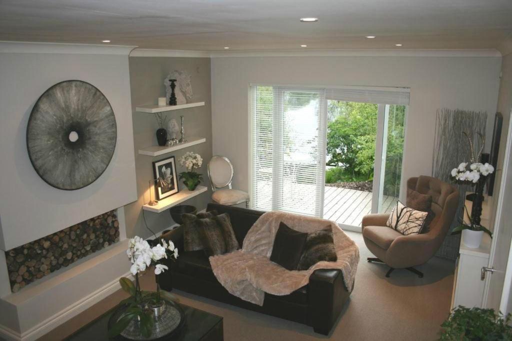 Stunning 5 Bedroom House With Beautiful Lake Views Lymm Zewnętrze zdjęcie